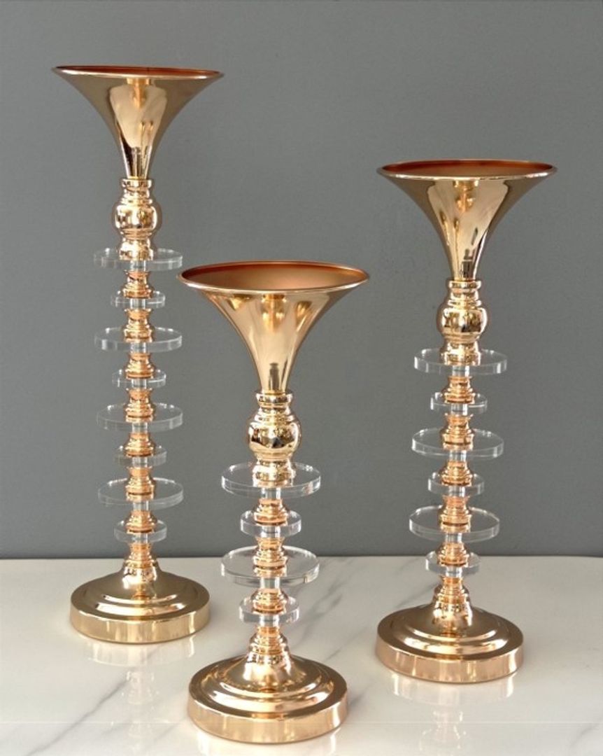 base para flores dorada en metal y cristal.