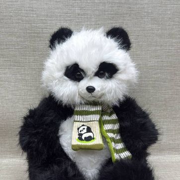 Imagen del producto OSO PANDA CON BUFANDA VERDE  DE 42 CM 