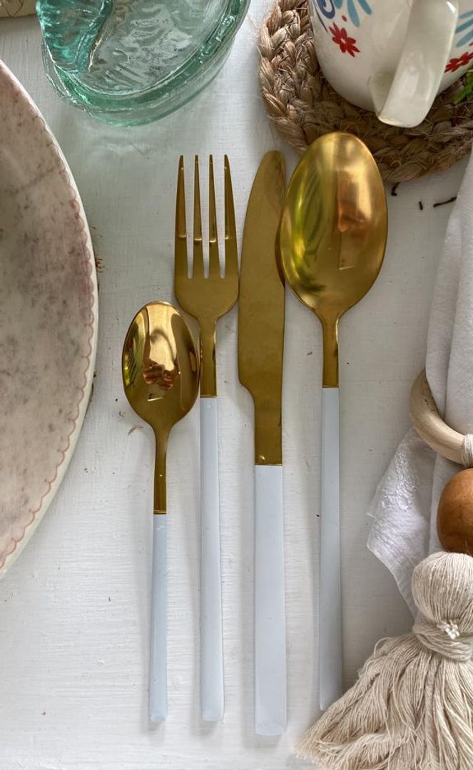 JUEGO DE CUBIERTOS DORADO Y BLANCO