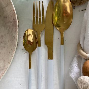 Imagen del producto JUEGO DE CUBIERTOS DORADO Y BLANCO