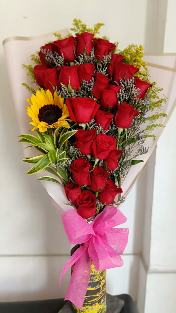 engalanado 24 rosas y 1 girasol