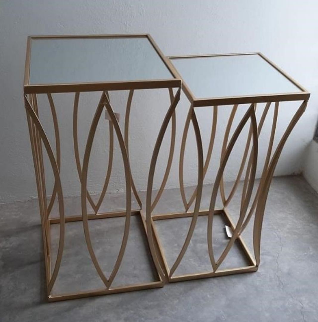 Set de dos mesas doradas con espejo.