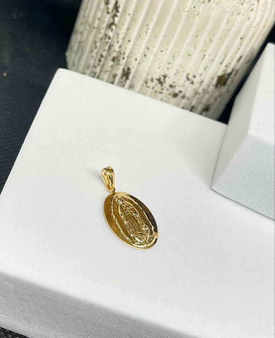 Dije placa virgen guadalupe ovalada lisa 2.5cm