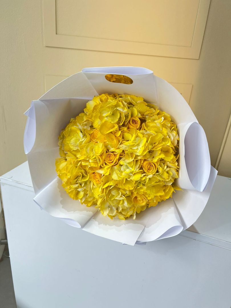 BOUQUET DE HORTENCIAS Y ROSAS