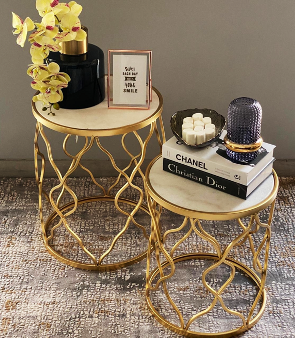 Set de dos mesas doradas en acero y marmol..