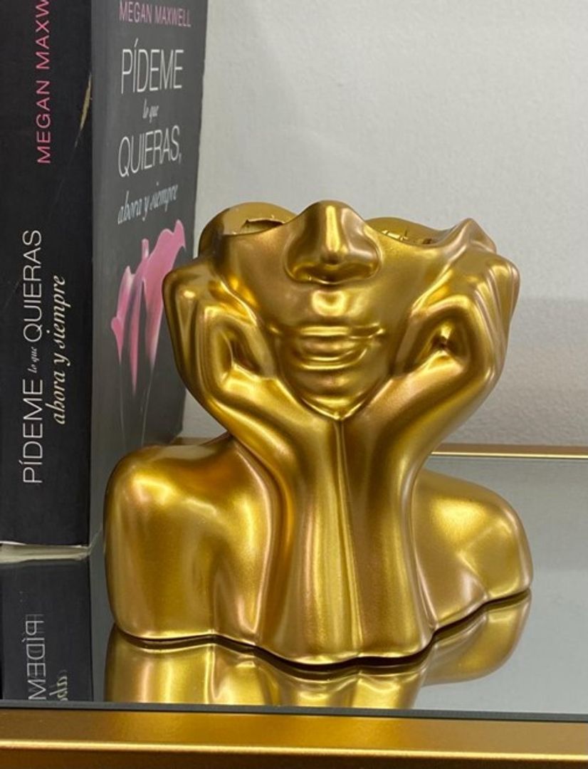 Adorno de resina dorado