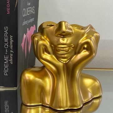 Adorno de resina dorado - imagen 1