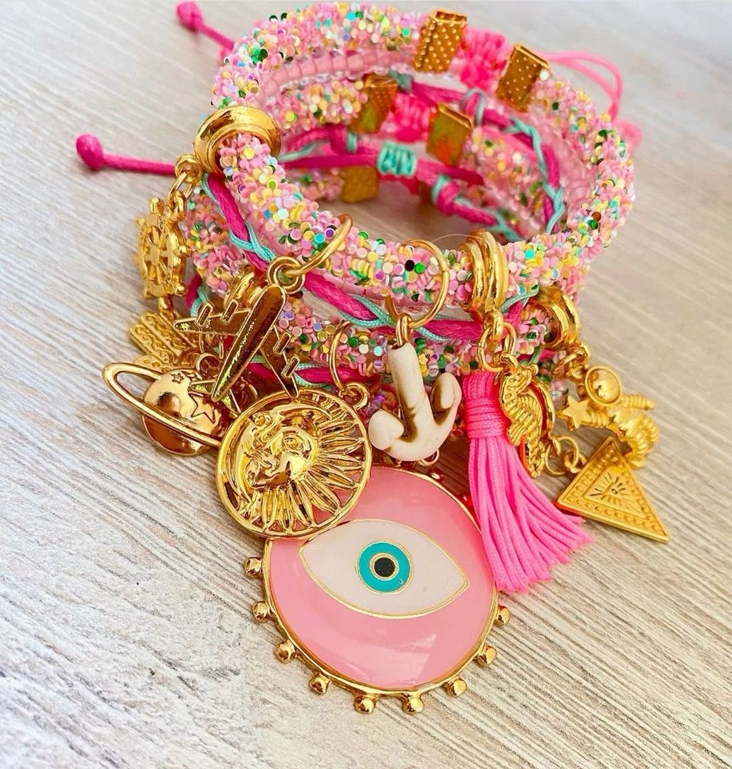  Set de pulseras artesanales multicolor con dijes