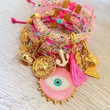 Imagen del producto  Set de pulseras artesanales multicolor con dijes