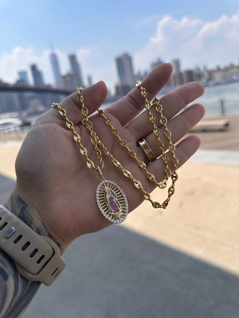 Cadena gucci con virgen Guadalupe Swarovski 
