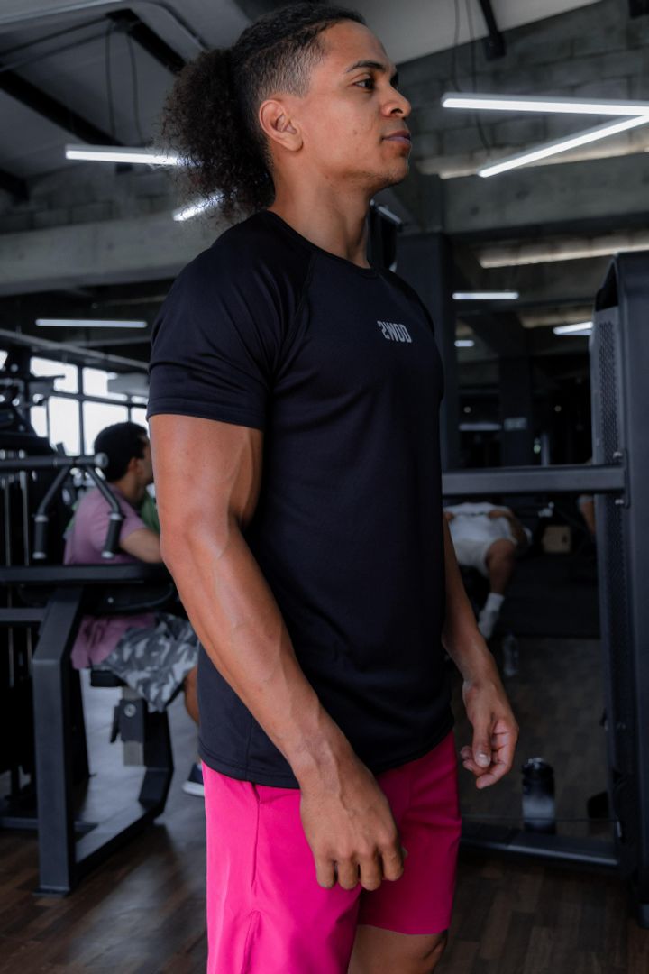 CAMISETA SLIM FIT NEGRA