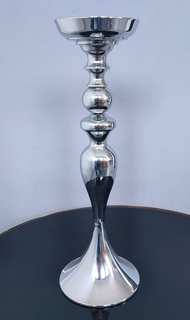 base para flores plateada en metal.