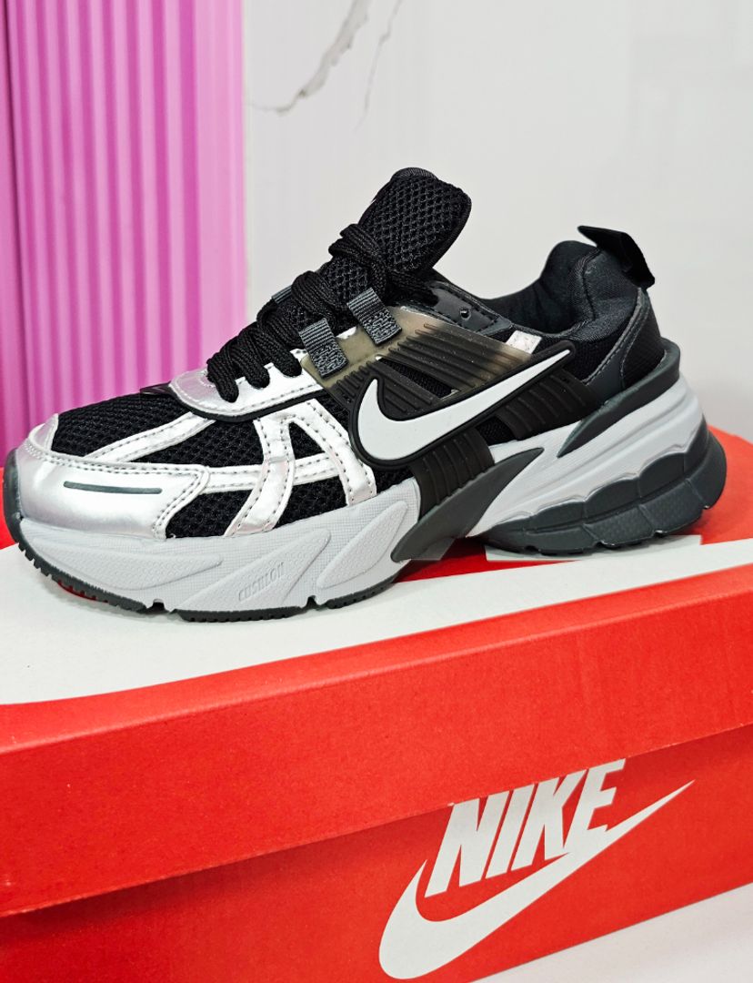 NIKE V2K RUN NEGRA|PLATEADO