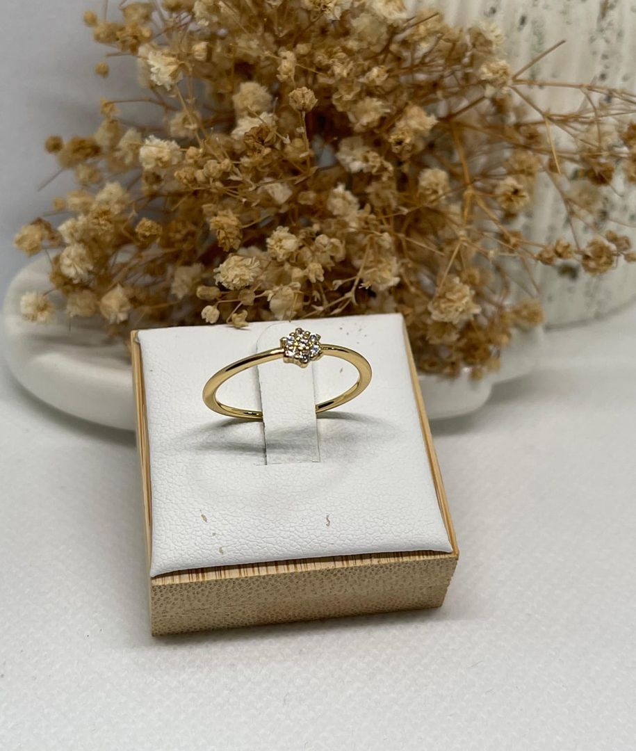 Anillo flor silueta circonias cristal liso delgado