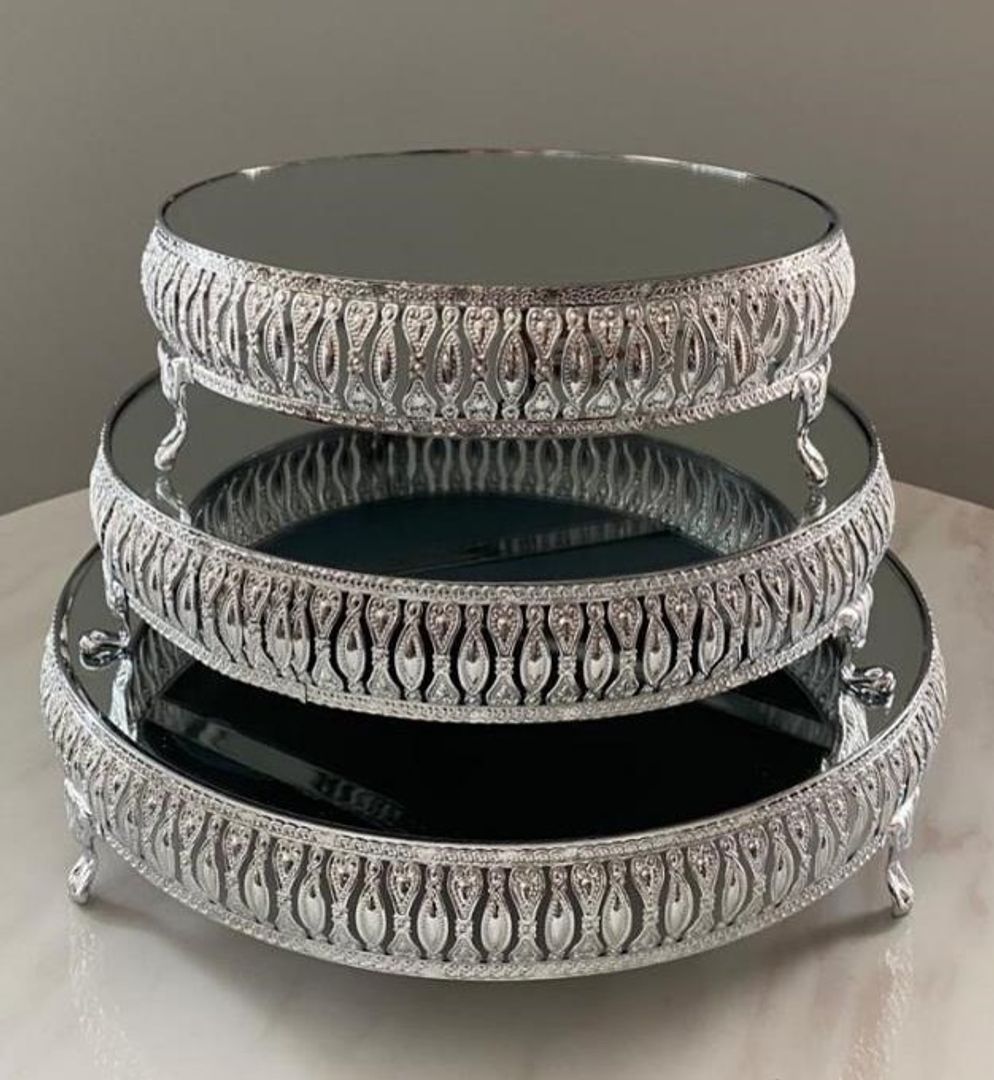 Set de tres bases en metal color plateado con espejo