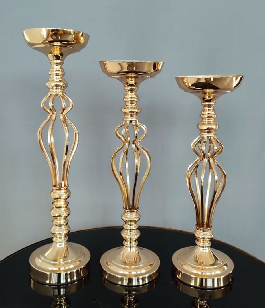 Bases para flores dorada en metal.