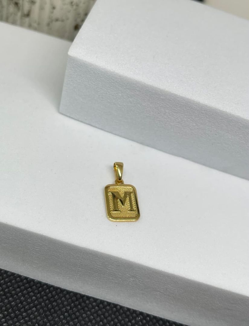 Dije letra M placa diamantada