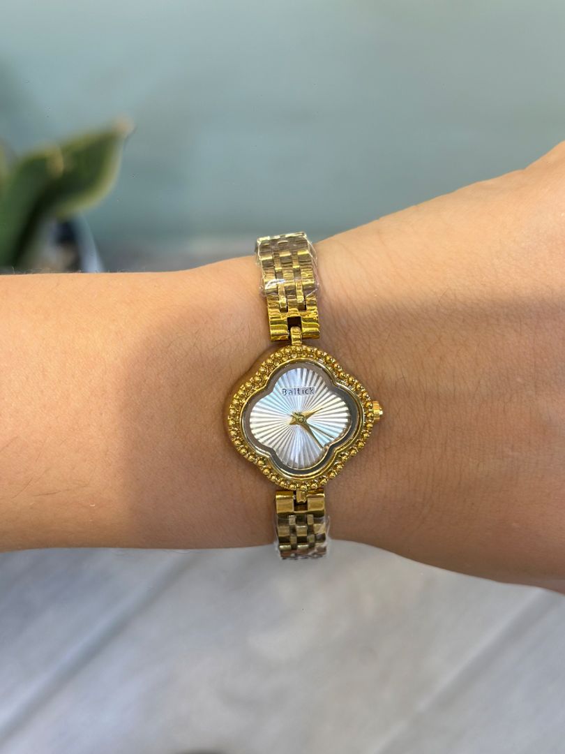 Reloj vancleef dorado 