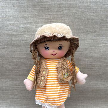 Imagen del producto MUÑECA DE TRAPO AMARILLA CON CHALECO 