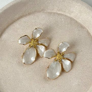 Imagen del producto Arete flor blanca 