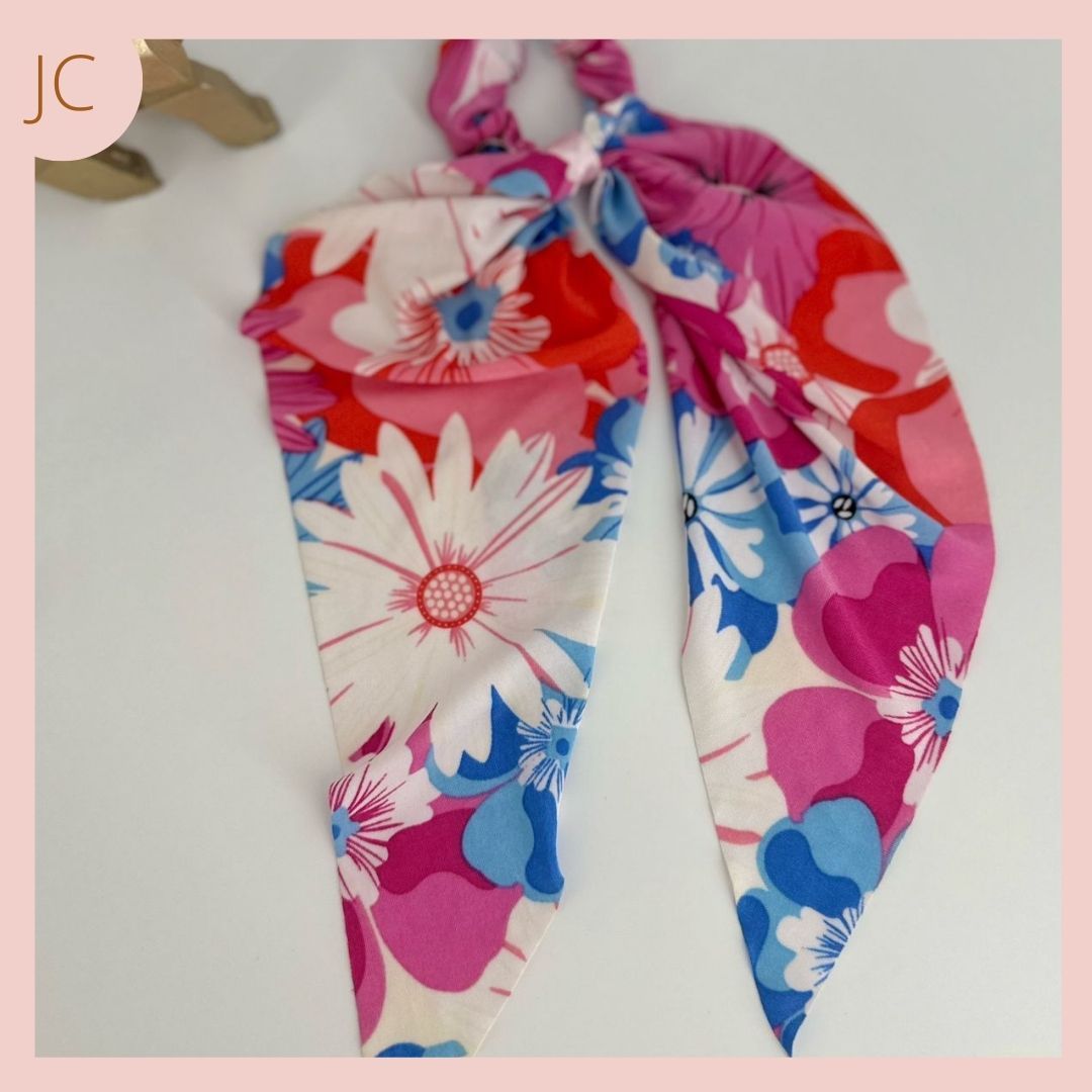 MOÑO TIPO PAÑOLETA FLORES 