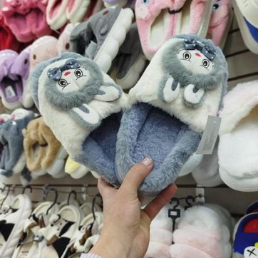 Imagen del producto PANTUFLAS LABUBU GRIS