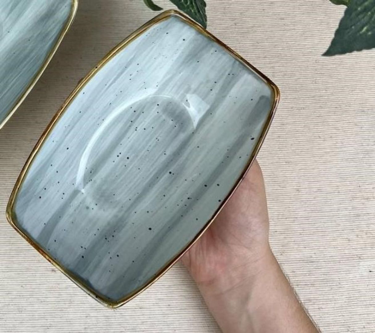 Plato hondo en cerámica.