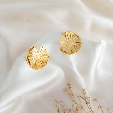 Imagen del producto ARETE DE FLOR CON MEDIO CÍRCULO 