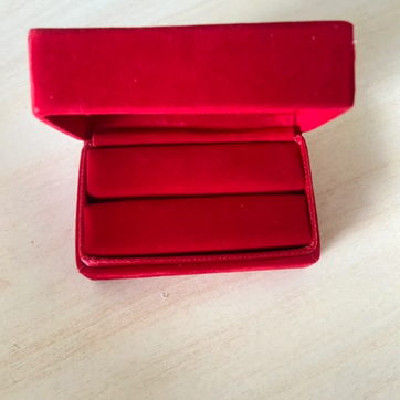 Imagen del producto COFRE PANA ROJO ANILLO 