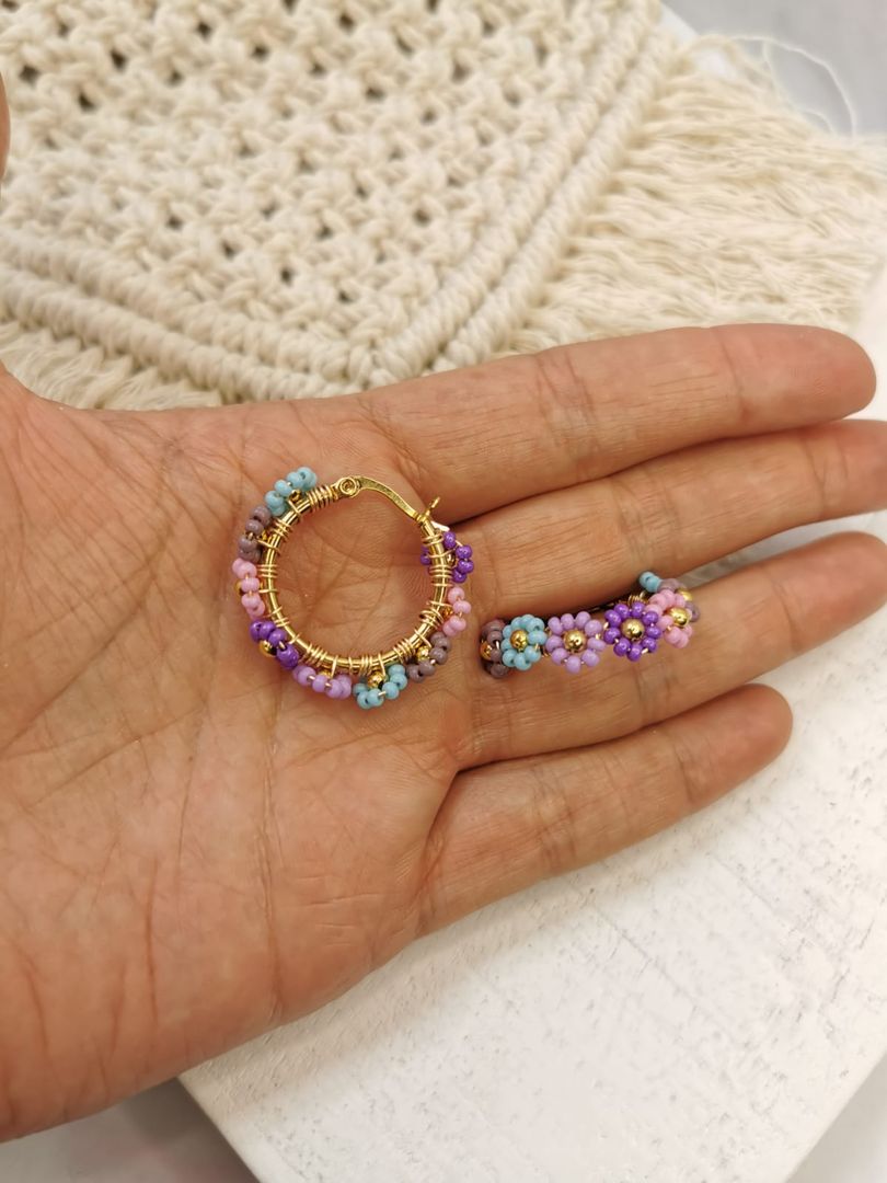 Candongas medianas en mostacilla de flor