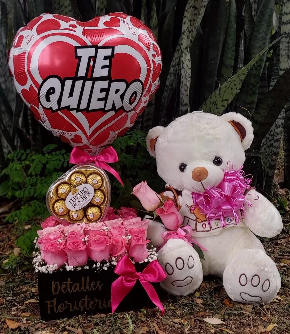 caja rosa con peluche grande y chocolates ferrero corazon