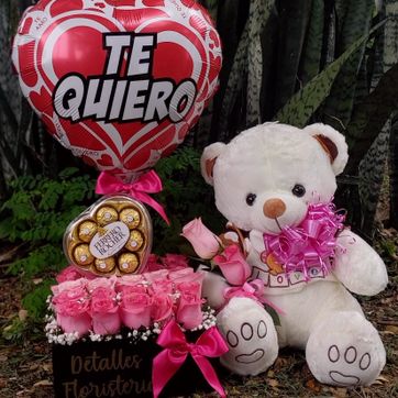 Imagen del producto caja rosa con peluche grande y chocolates ferrero corazon