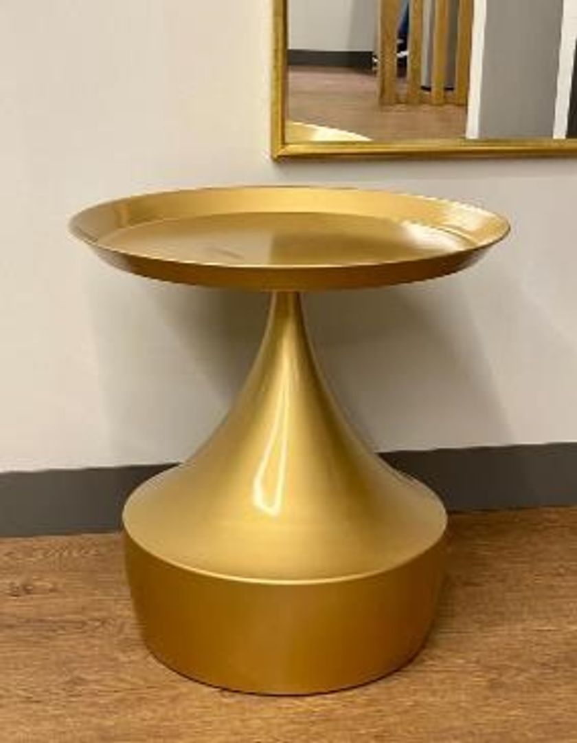 Mesa dorada en metal.