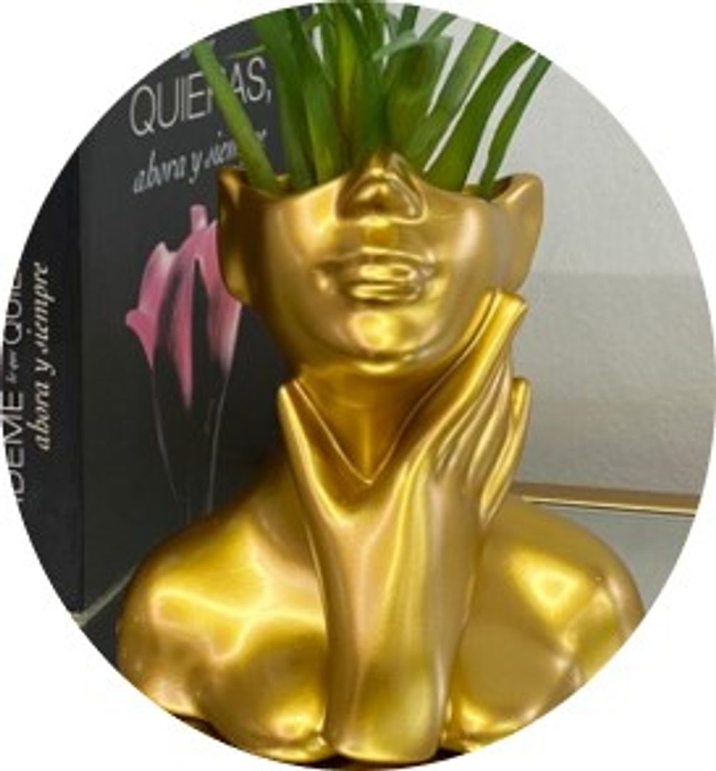 Adorno de resina dorado