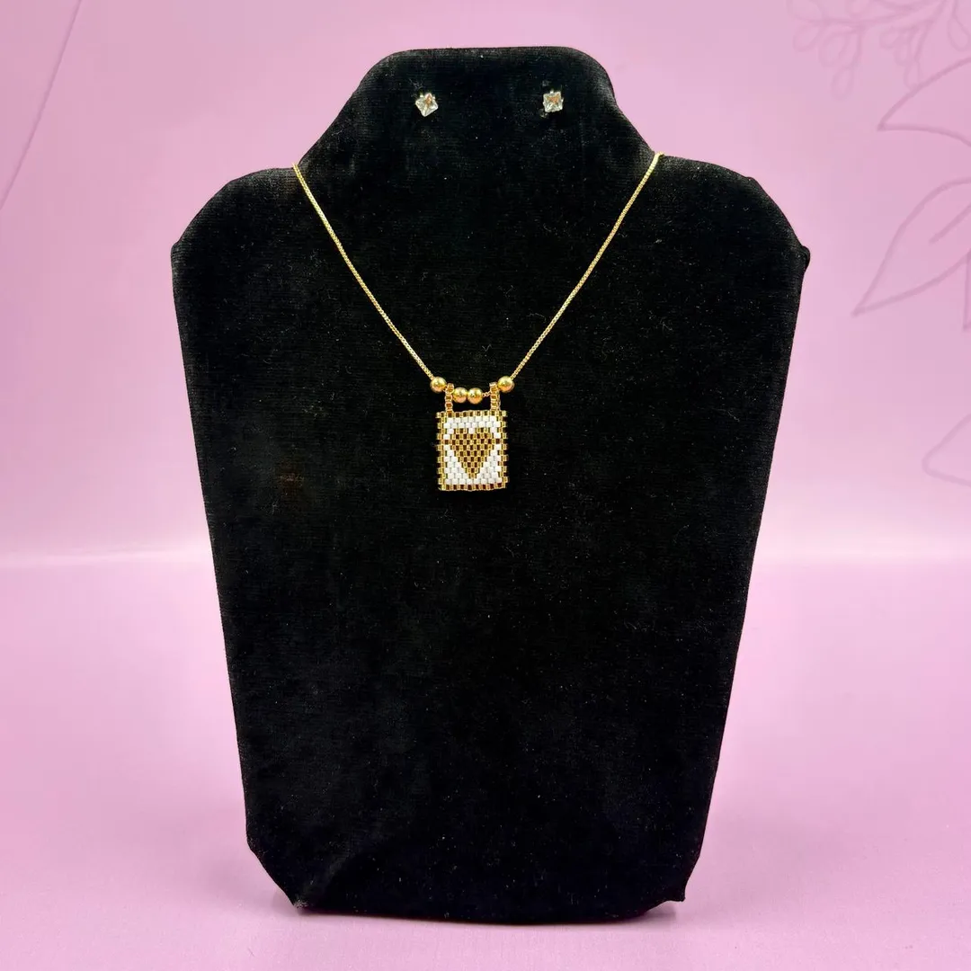 COLLAR MOSTACILLA CORAZÓN + ARETAS
