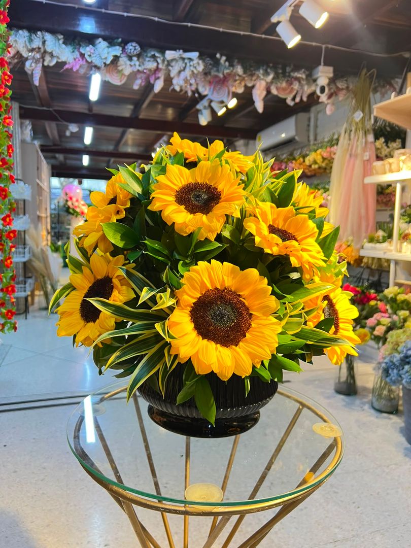 ARREGLO REDONDO CON GIRASOLES