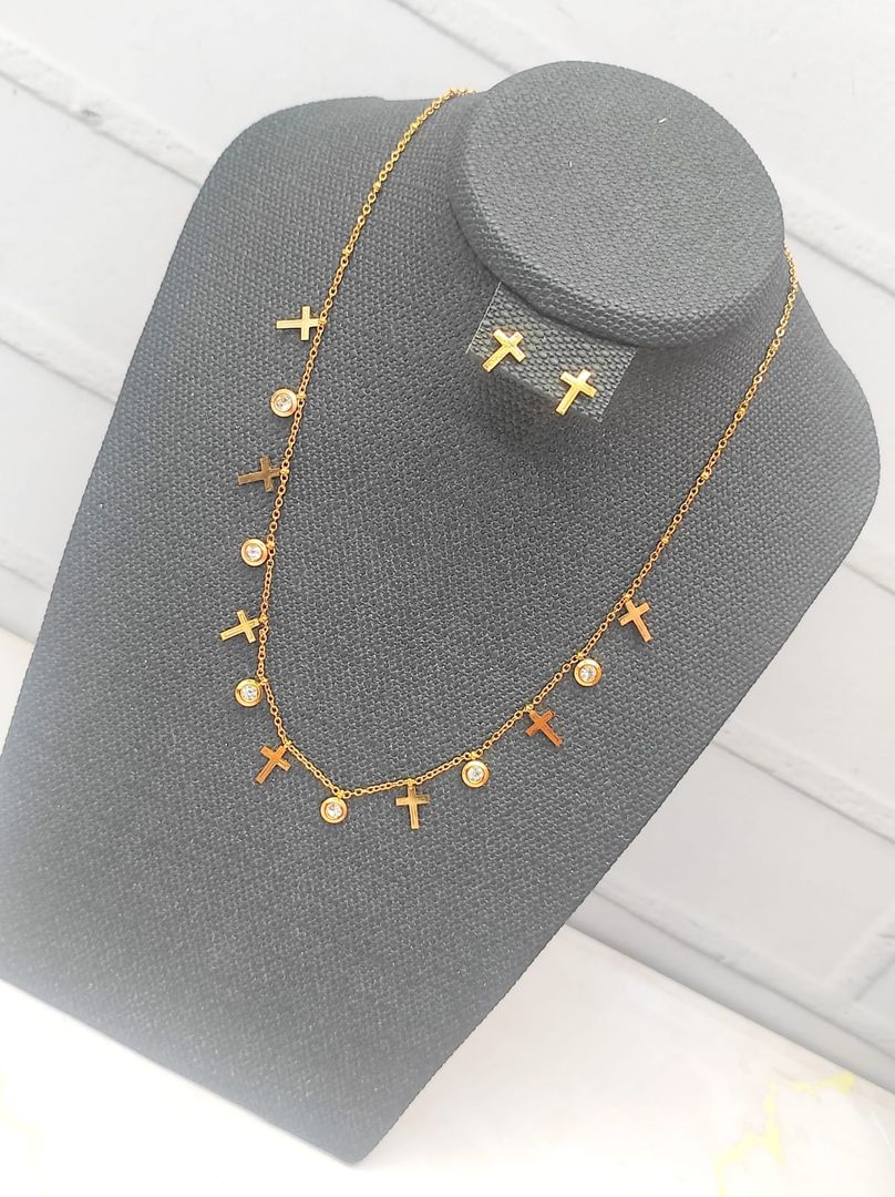 Collar de cruces con aretes