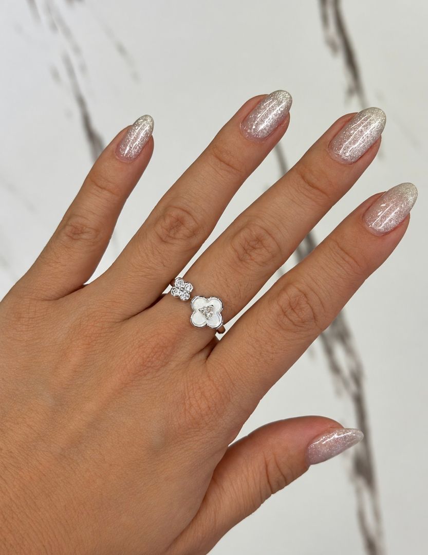 Anillo flor plateado