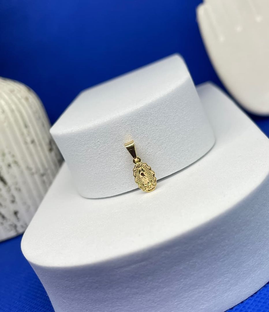 Dije virgen guadalupe pequeña 1.7cm tallada