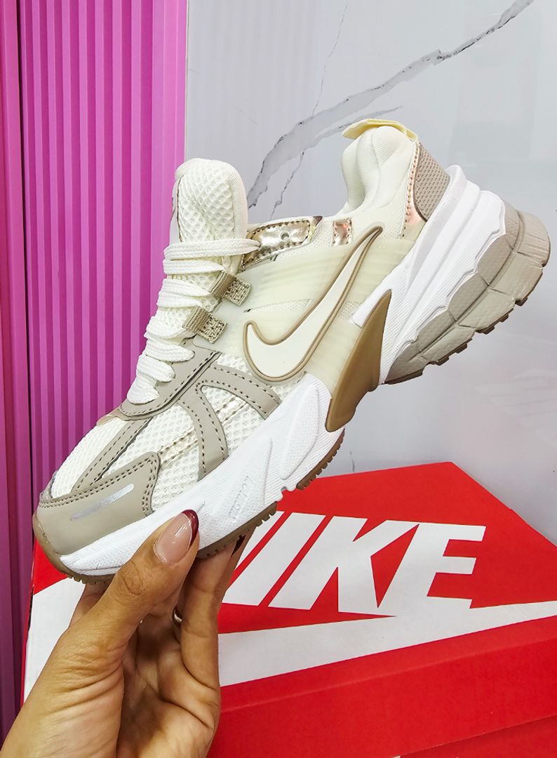 NIKE V2K RUN BEIGE|DORADO