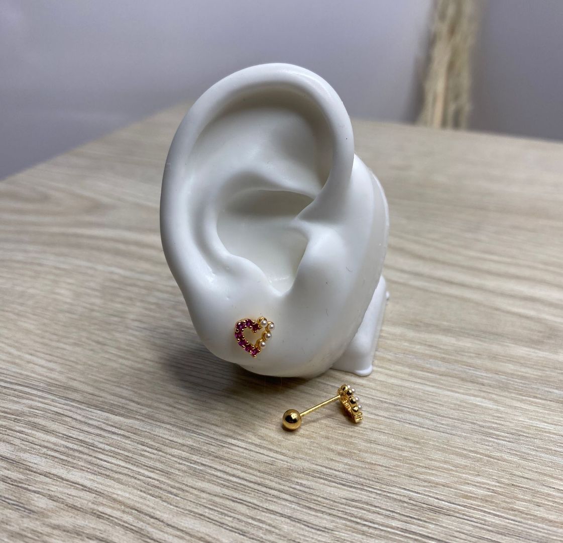 Topo de seguridad, corazón con perlas blancas y piedritas fucsia, covergold 