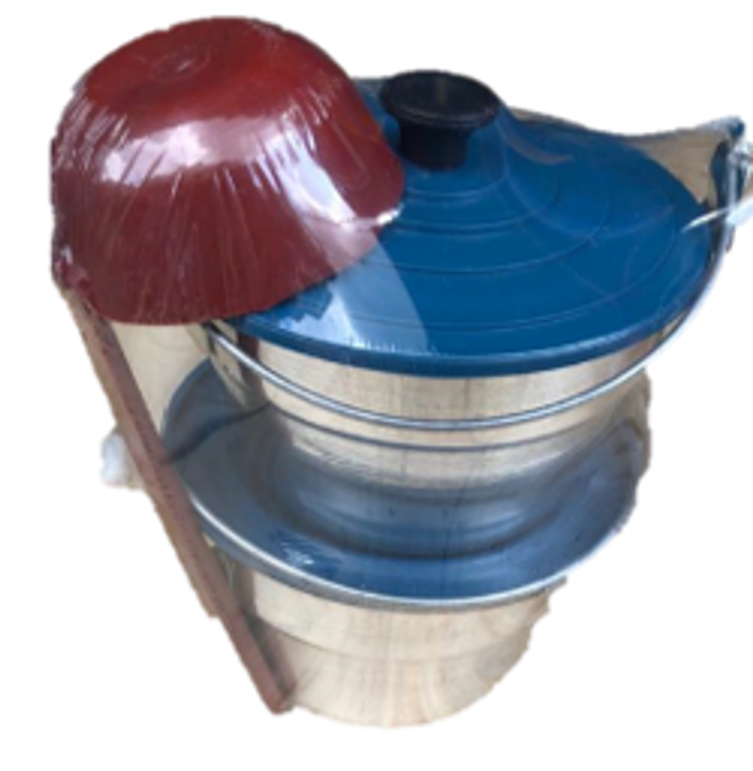 JUEGO DE OLLAS Y CUCHARÓN 