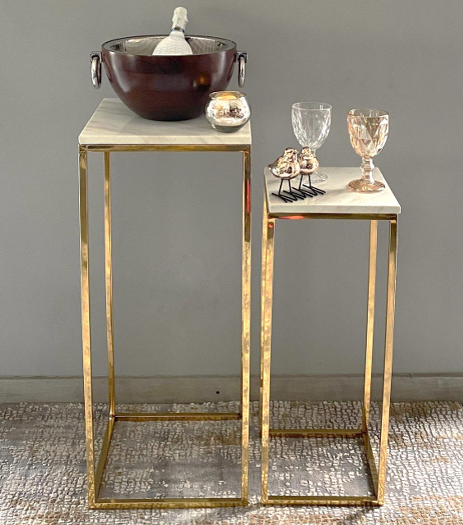 Set de dos mesas doradas en acero y marmol..