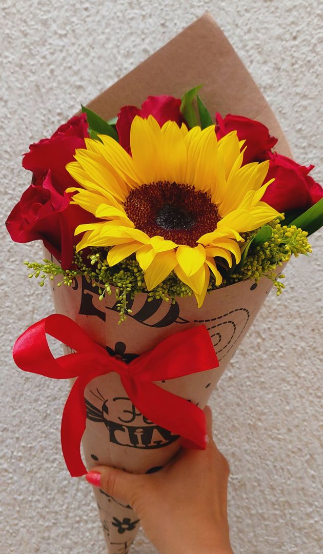  cono de girasol y rosas