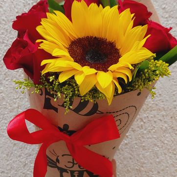 Imagen del producto  cono de girasol y rosas