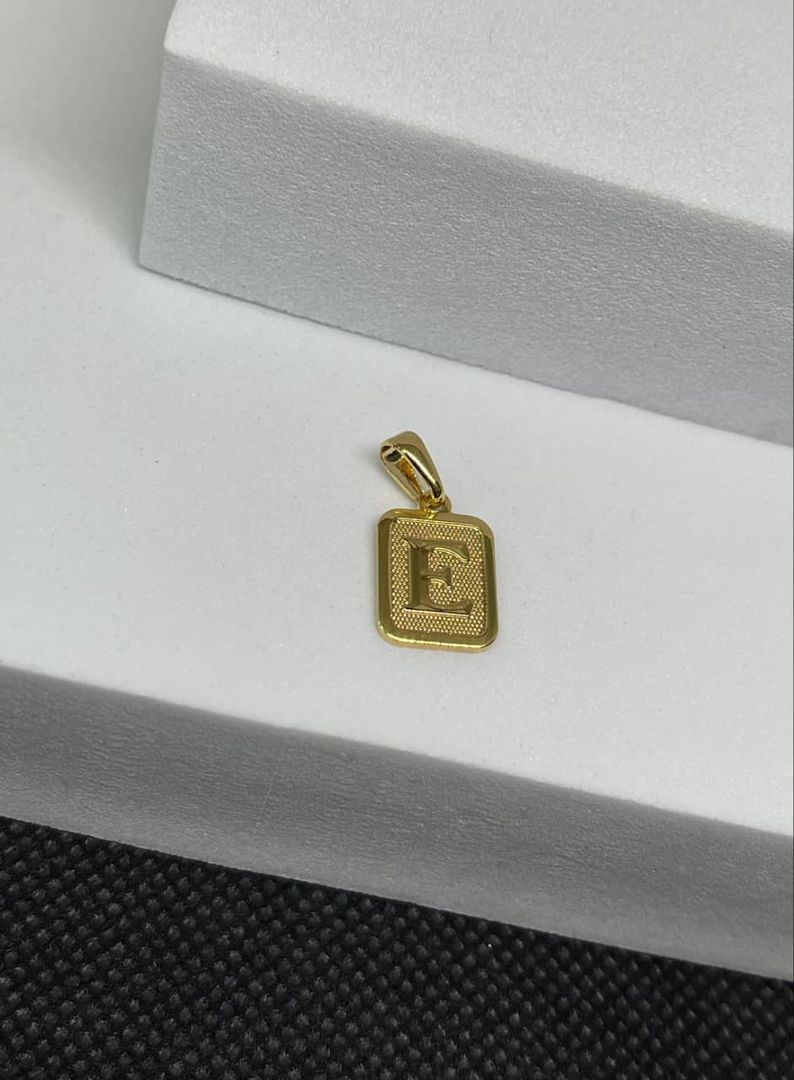 Dije letra E placa diamantada