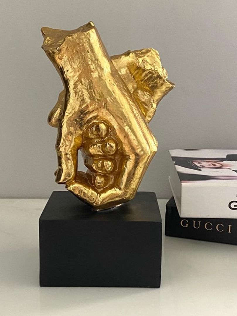 Adorno en resina dorada