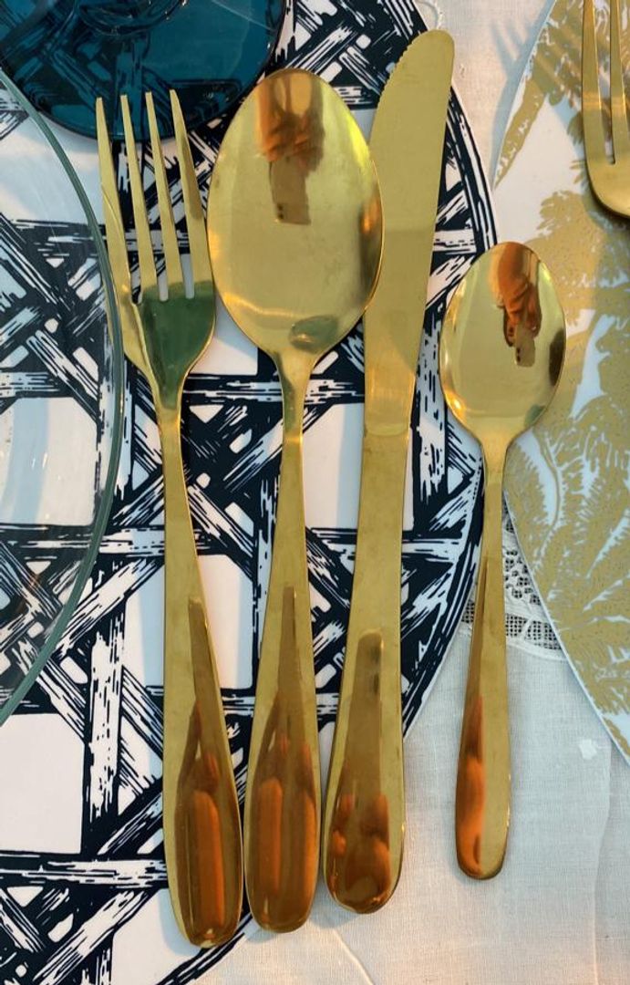 JUEGO DE CUBIERTOS DORADOS 