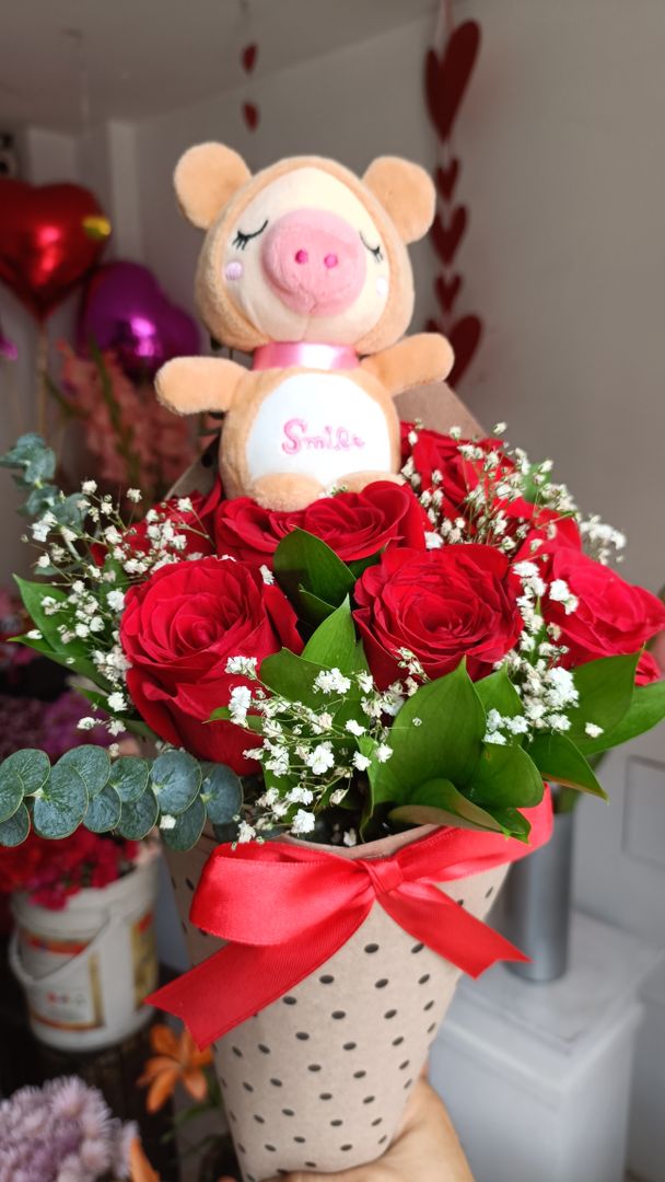  cono rosas con muñeco llavero