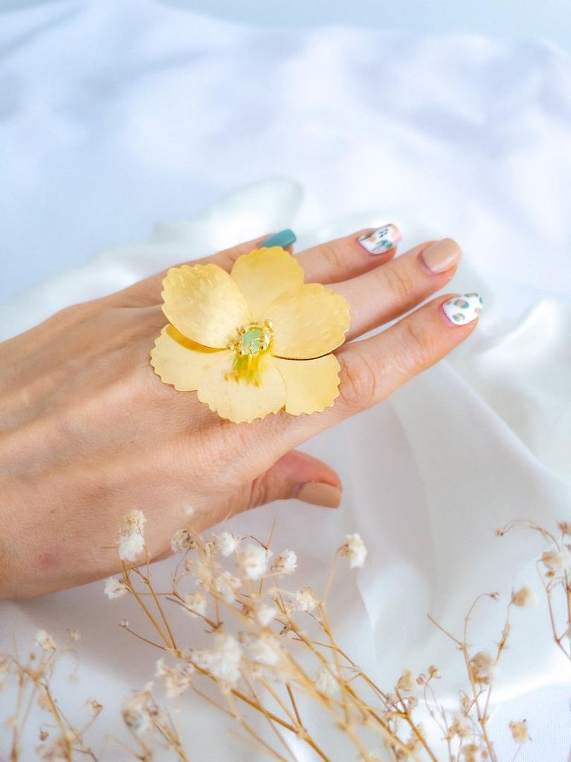Anillo varios pétalos con piedra